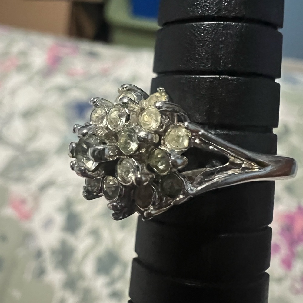 14k Elegant Silver Cluster Ring - image 5